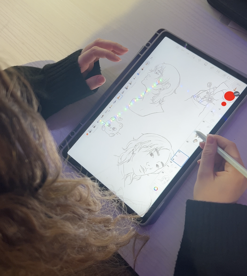 Primer plano de Karla ilustrando personajes a mano en una tablet